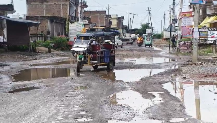 Road Safety : करोड़ों की लागत से बनी सड़क पर गड्ढे, हादसों का खतरा बढ़ा