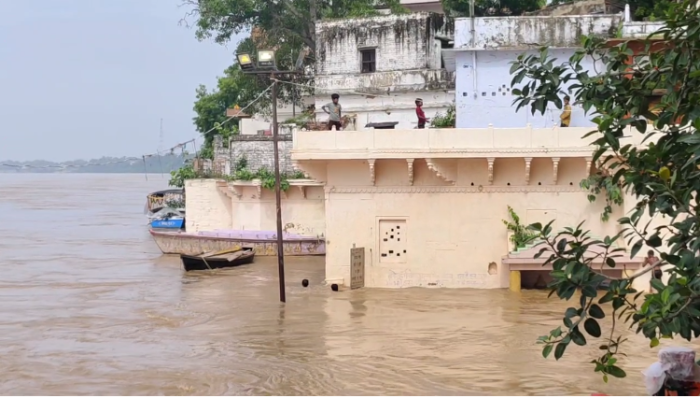 Mirzapur flood : मिर्जापुर में गंगा का रौद्र रूप, खेतों के बाद अब बस्तियों की ओर बढ़ता पानी