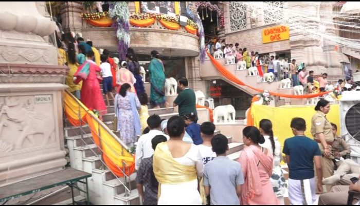 Noida ISKCON Temple : नोएडा इस्कॉन मंदिर में भक्ति का महासंगम, झूमे भक्त, गाए भजन और संकीर्तन