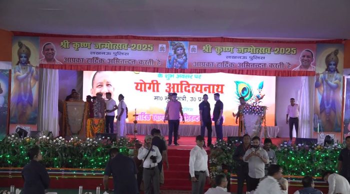 लखनऊ में कृष्णजन्मोत्सव की धूम, सीएम योगी शामिल,भक्तों की भारी भीड़