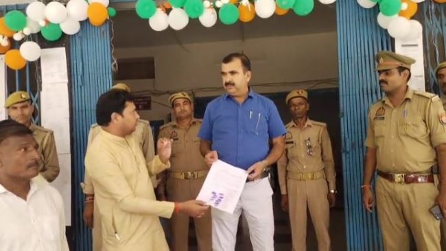 ठेकेदार की लापरवाही से टूटी सड़के 4 हजार ग्रामीण परेशान,CDO से किया शिकायत