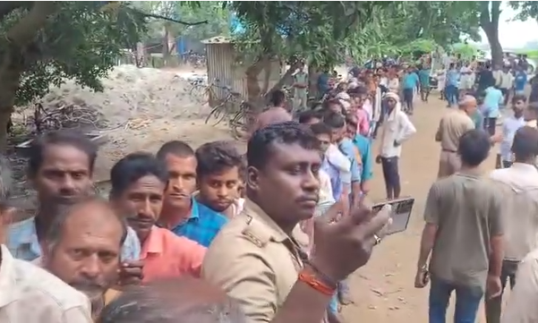 Basti : खाद के लिए रो रहा अन्नदाता, अधिकारियों की मर गई संवेदना!