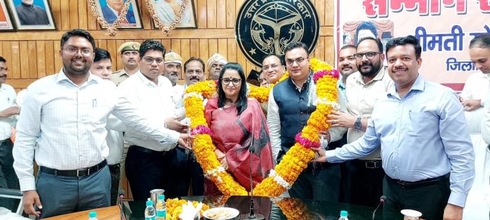 Bahraich : स्थानान्तरित डीएम मोनिका रानी को दी गयी भावभीनी विदाई