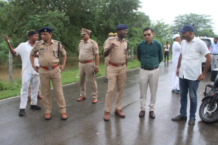 मंडलायुक्त और डीआईजी ने बाढ़ प्रभावित क्षेत्रों का किया निरीक्षण, राहत कार्यों को लेकर दिए निर्देश