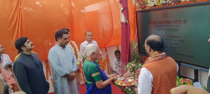 राज्यपाल आनंदीबेन पटेल ने बस्ती में ट्रांसजेंडर पाठशाला का किया उद्घाटन