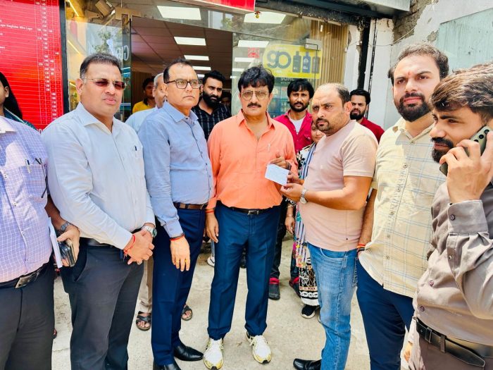 Noida : स्वच्छता अभियान के तहत नोएडा प्राधिकरण की बड़ी कार्रवाई