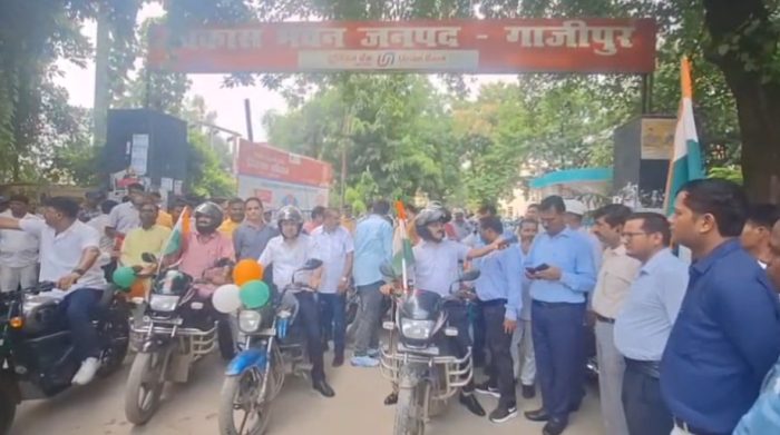 Ghazipur : स्वतंत्रता दिवस के अवसर पर सीडीओ संतोष वैश्य के नेतृत्व में निकाली गई बाइक तिरंगा रैली