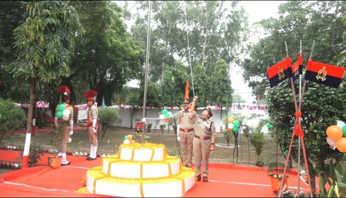 Noida : पुलिस कमिश्नर लक्ष्मी सिंह ने मुख्यालय में फहराया तिरंगा, सेवा और समर्पण के लिए विशेष सम्मान