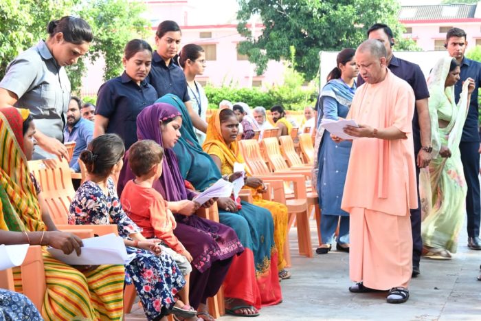 Gorakhpur : गोरखनाथ मंदिर में जनता दर्शन, योगी ने सुनीं जन समस्याएँ
