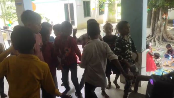 Azamgarh : आजमगढ़ के प्राथमिक विद्यालय में स्वतंत्रता दिवस पर विवादित गाना, वीडियो वायरल