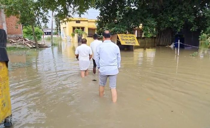 Chandauli : उफान पर चंद्रप्रभा नदी , स्कूल और स्वास्थ्य केंद्र में भरा पानी