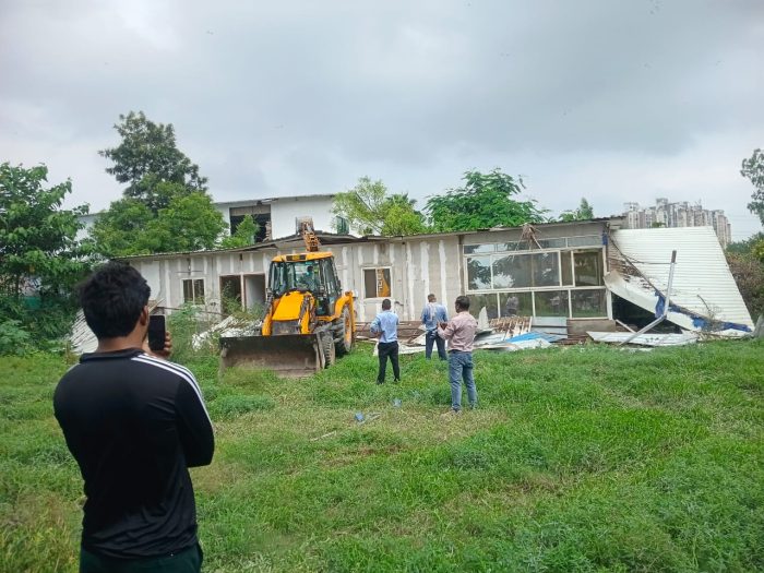 Noida : नोएडा में भूमाफियाओं की खैर नहीं , डूब क्षेत्र की जमीन पर चला बुलडोज़र, अवैध फार्महाउस ध्वस्त