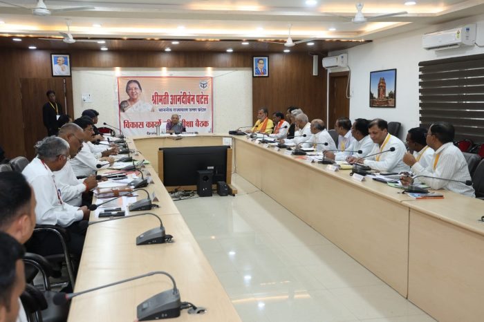 Lalitpur : राज्यपाल ने जनप्रतिनिधियों एवं प्रशासनिक अधिकारियों के साथ विकास कार्यों की बैठक कर समीक्षा