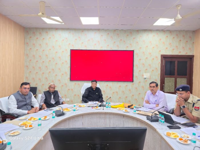 Mathura : बांके बिहारी मंदिर में अव्यवस्था पर नाराज हुए जस्टिस अशोक कुमार, दो दिन में सफाई के निर्देश