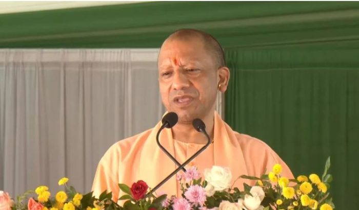 Pratapgarh : सीएम योगी आदित्यनाथ पहुंचे प्रतापगढ़, साढ़े पांच अरब की योजनाओं की दी सौगात
