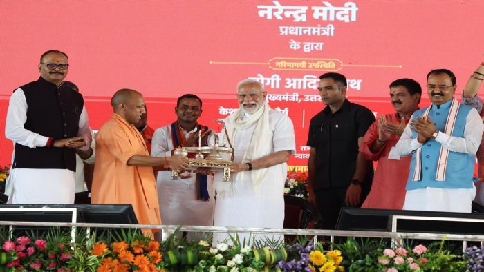 सीएम योगी ने पीएम मोदी को भेंट किया जीआई क्राफ्ट निर्मित अद्भुत शिवलिंग, नंदी और त्रिशूल