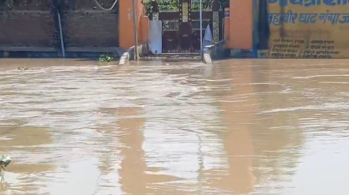 Ballia : गंगा खतरे के निशान से ऊपर, बलिया के निचले हिस्सों में घुसा बाढ़ का पानी