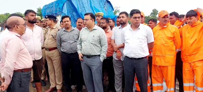 Bahraich : एनडीआरएफ की मोटर बोट सेे कटान प्रभावित ग्राम जानकीनगर पहुंचे जिलाधिकारी