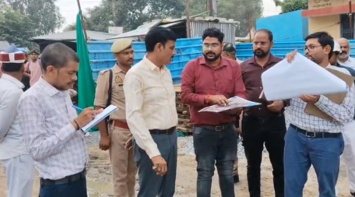 Ballia : बलिया में बन रहा आधुनिक बस स्टैंड, डीएम ने दिए काम में तेजी लाने के निर्देश