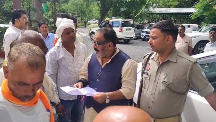 Kanpur : सरकारी कर्मचारियों ने सांसद के भाई पर लगाया जमीन कब्जाने का आरोप