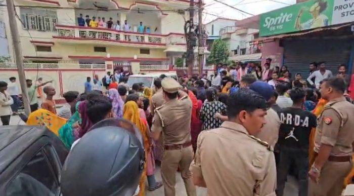 Gorakhpur : हॉस्पिटल की लापरवाही,पुलिस से भिड़े आप कार्यकर्ता
