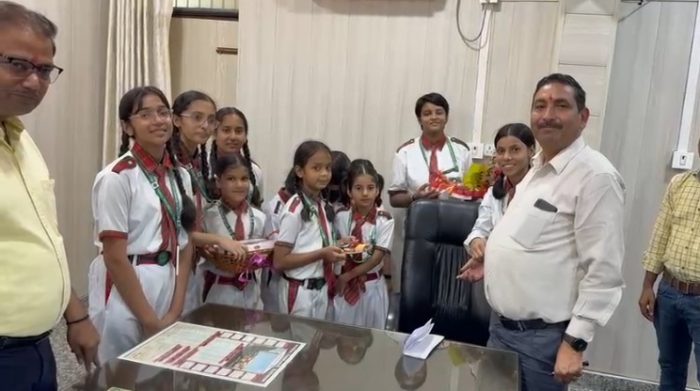 Firozabad : छात्राओं ने ARTO कार्यालय में बांधी राखी: यातायात नियमों का पालन करने की अपील