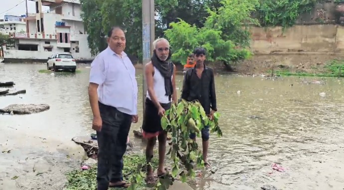 Azamgarh : आज़मगढ़ में बारिश बनी मुसीबत, बेहया का पेड़ बना विरोध का प्रतीक