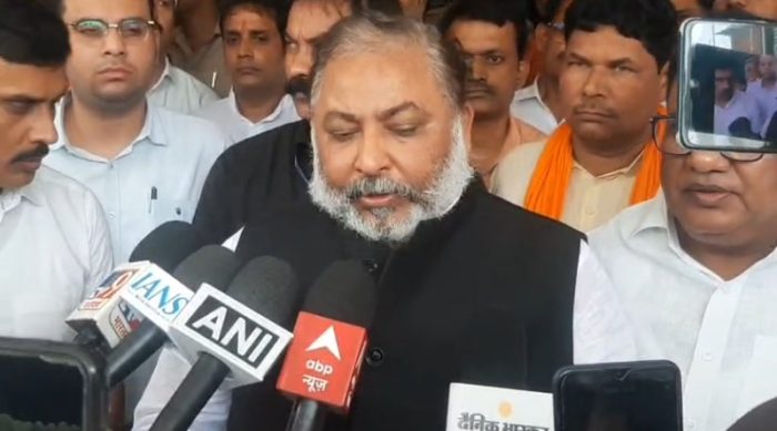 Ballia: परिवहन मंत्री दयाशंकर सिंह ने बाढ़ पीड़ितों को राहत सामग्री वितरित की