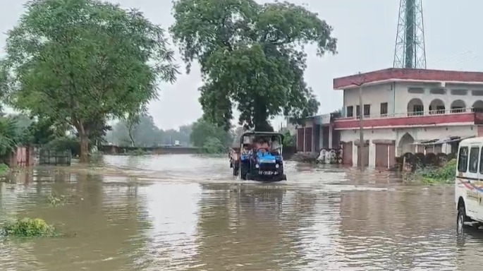 Fatehpur :यमुना नदी में आई बाढ़ से संपर्क मार्ग डूबा, हजारों बीघे फसल पानी मे डूबी,राहत कार्य में जुटे अधिकारी