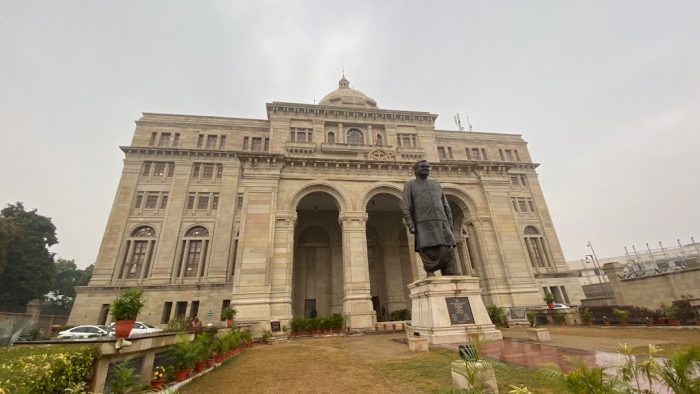 UP : यूपी में बड़ा प्रशासनिक फ़ेरबदल ,16 आईएएस अफसर के तबादले