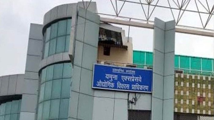 यमुना एक्सप्रेसवे औद्योगिक विकास प्राधिकरण का अवैध अतिक्रमण पर चला बुल्डोज़