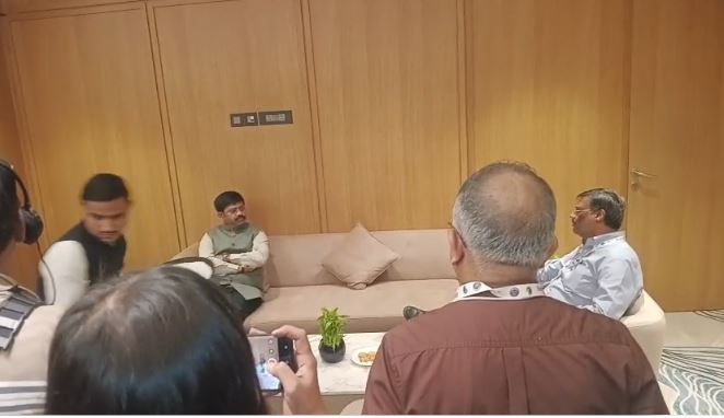 प्रेस वार्ता से पूर्व मंत्री नन्द गोपाल नंदी से बात करते ACS आद्योगिक विकास और यमुना अथॉरिटी के चेयरमैन