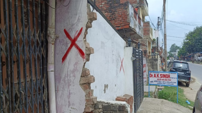 Prayagraj : प्रयागराज झूंसी में 100 घरों पर सेना का लाल निशान, खाली करने का नोटिस