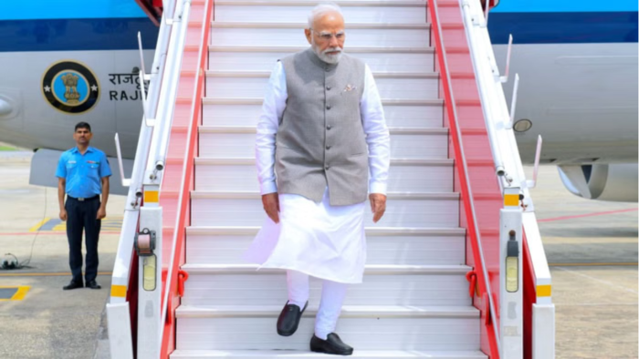 PM Modi Varanasi Visit : पीएम मोदी का भव्य स्वागत,शहर में उमड़ा जनसैलाब