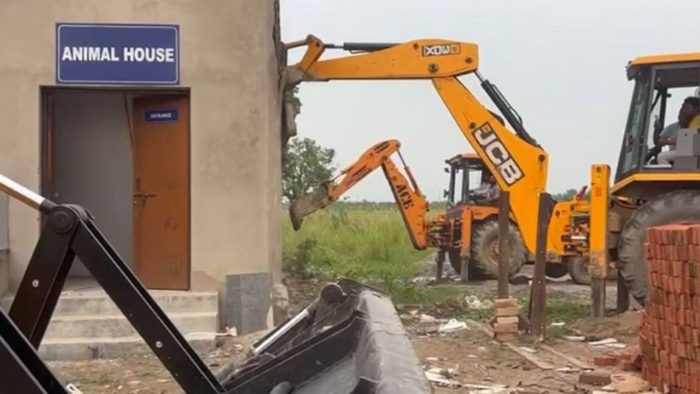 Barabanki : रामस्वरूप विश्वविद्यालय पर बुलडोजर: एनिमल हाउस ध्वस्त, एडीएम-एएसपी रहे मौजूद