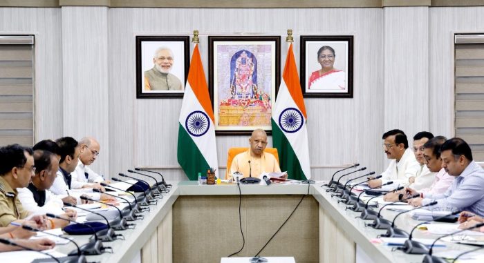 मुख़्यमंत्री योगी आदित्यनाथ ने लगाई अधिकारियों की क्लास