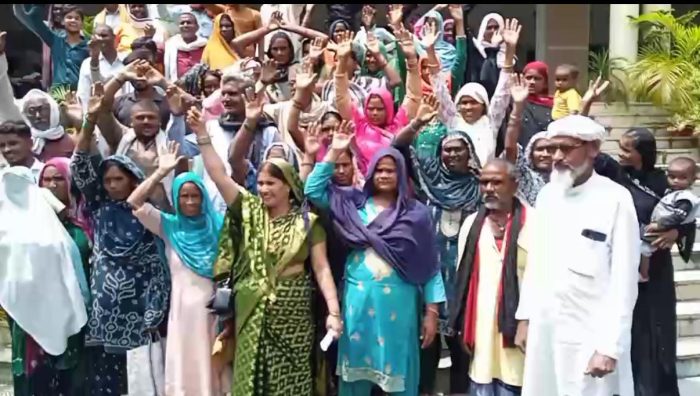 Sonbhadra : मजदूरी नहीं मिलने से ग्रामीणों का फूटा गुस्सा, ग्राम प्रधान संघ कलेक्ट कार्यलय पर किया प्रदर्शन।