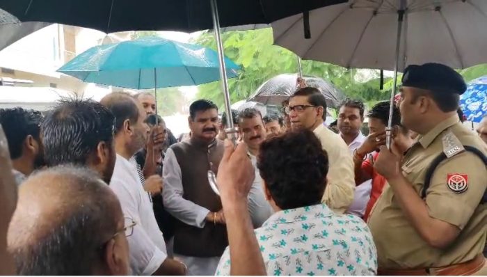Pilibhit : राज्यमंत्री और जिलाधिकारी पहुंचे गंगोत्रीपुरम कॉलोनी