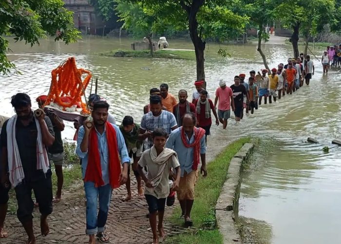 Ballia : प्रशासनिक मदद के बिना बाढ़ के पानी से शव लेकर गुजरे ग्रामीण
