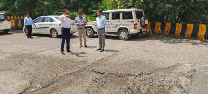 Noida : नोएडा प्राधिकरण के CEO का सेक्टरों व निर्माणाधीन परियोजनाओं का निरीक्षण, त्वरित कार्य पूर्ण करने के निर्देश”