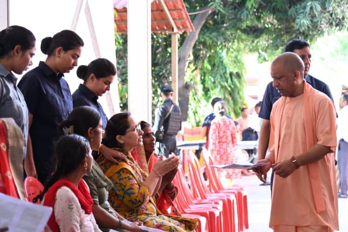 Gorakhpur : हर पात्र को दिलाएं कल्याणकारी योजनाओं का लाभ : सीएम योगी
