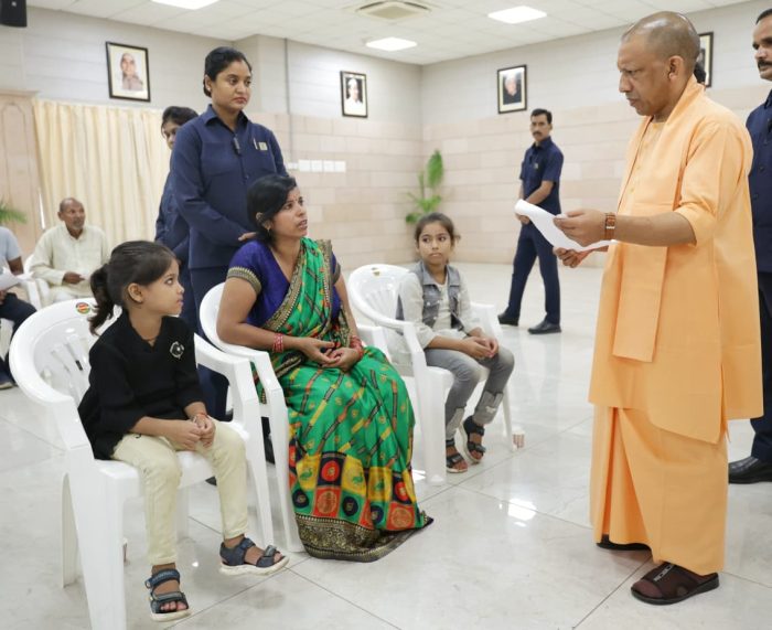 Lucknow : सीएम योगी ने जनसेवकों को किया आगाह, आमजन से दुर्व्यवहार पर होगी सख्त कार्रवाई