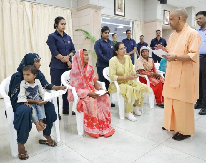 UP : परेशान न हों, इलाज में सरकार करेगी पूरी मदद, जनता दर्शन में सीएम योगी का बड़ा आश्वासन
