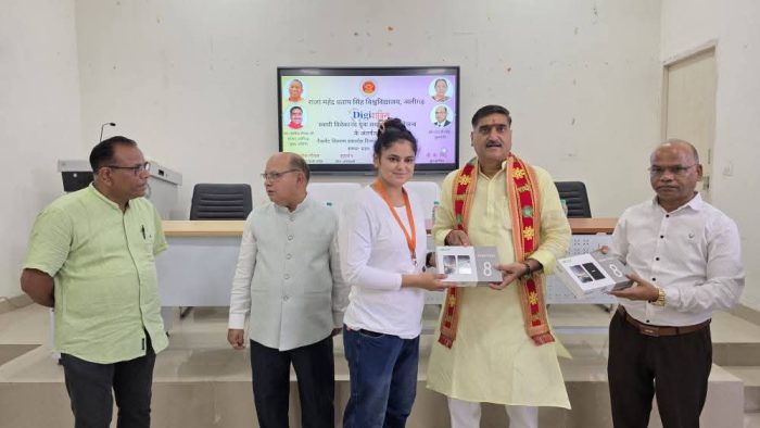 Aligarh : RMPS विश्वविद्यालय में DIGI SHAKTI योजना के अंतर्गत छात्रों को वितरण किए गए टैबलेट