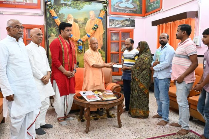Pipraich : सीएम योगी ने दीपक गुप्ता के परिजनों से की मुलाकात,5 लाख की दी आर्थिक सहायता