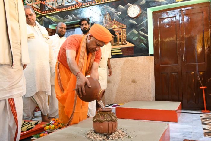 Gorakhpur : गोरखनाथ मंदिर के शक्तिपीठ में गोरक्षपीठाधीश्वर एवं सीएम योगी ने की कलश स्थापना