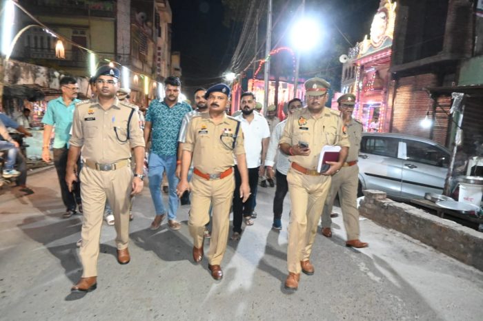 Jalaun : नवरात्र में सुरक्षा व्यवस्था का जायजा लेने एसपी जालौन ने किया पैदल मार्च