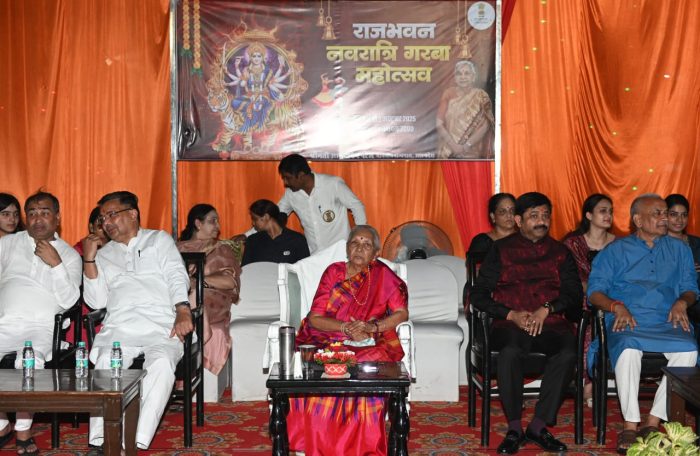 Lucknow : राजभवन में चौथे दिन शारदीय नवरात्र का भव्य आयोजन