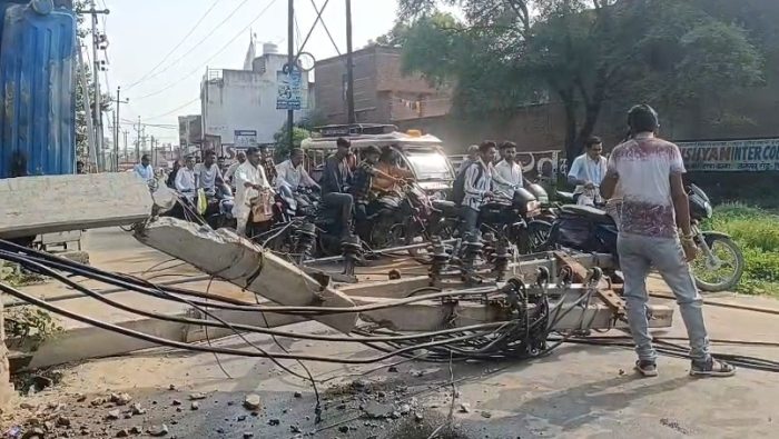 Firozabad : फ़िरोज़ाबाद में डंपर का कहर: तीन खंभे गिरे, ट्रांसफार्मर क्षतिग्रस्त