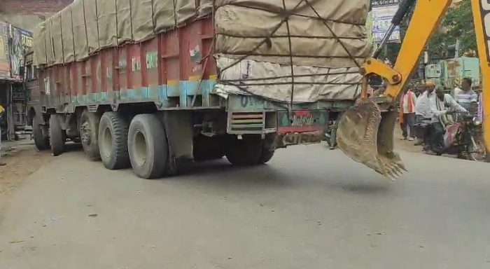 Sonbhadra : केमिकल पाउडर लोड ट्रक खराब,नेशनल हाईवे पर वाहनों का जाम